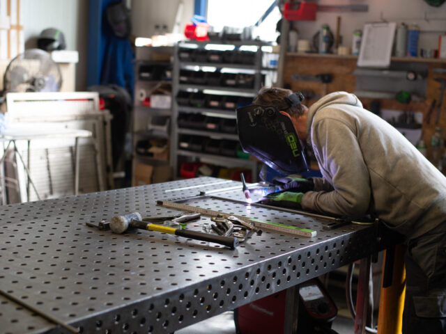 Mitarbeiter beim Schweißen der Bauteile.