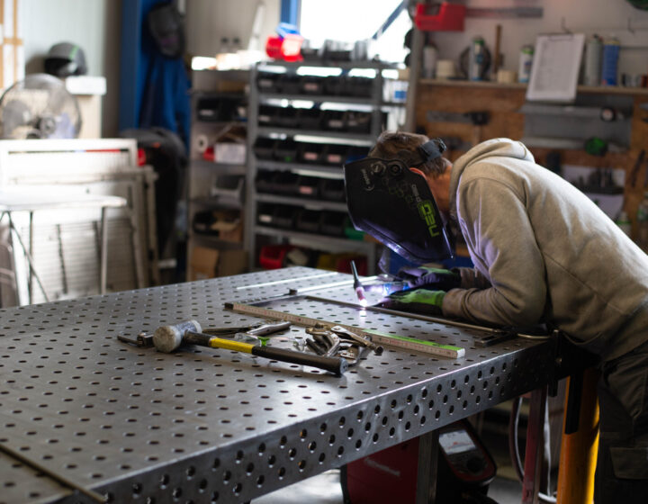 Mitarbeiter beim Schweißen der Bauteile.