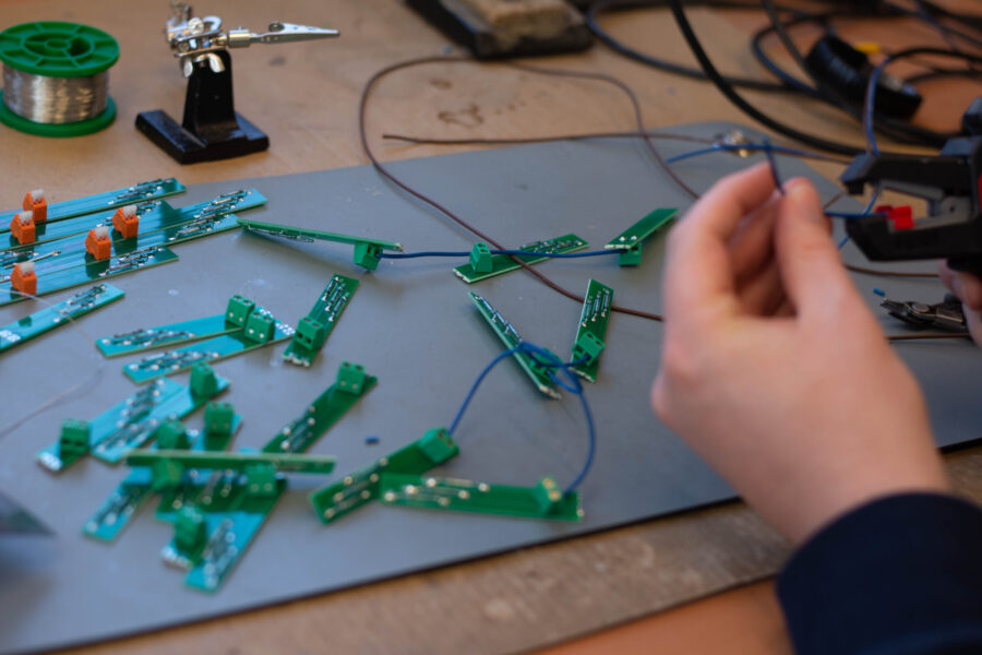 Mitarbeiter beim Zusammenbauen der Elektronik.